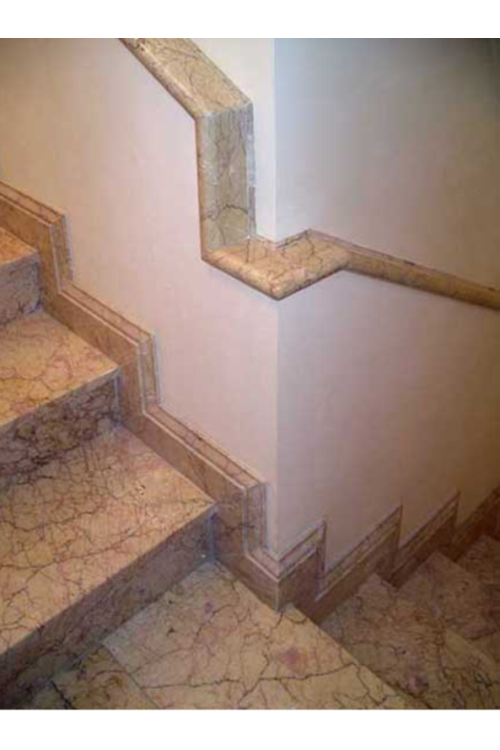 Мраморная лестница с настенными перилами